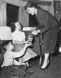 zephyretteeaster.jpg (88458 bytes)